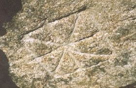 Damier de terni lapilli gravé dans la pierre